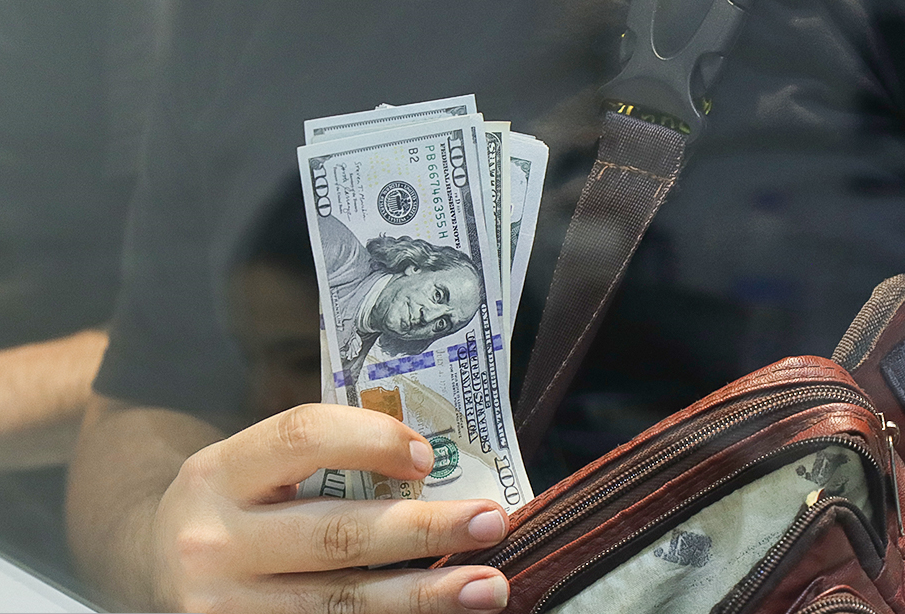 تقاضای غیرقانونی برخی صادرکنندگان برای فروش ارز با نرخ بالاتر