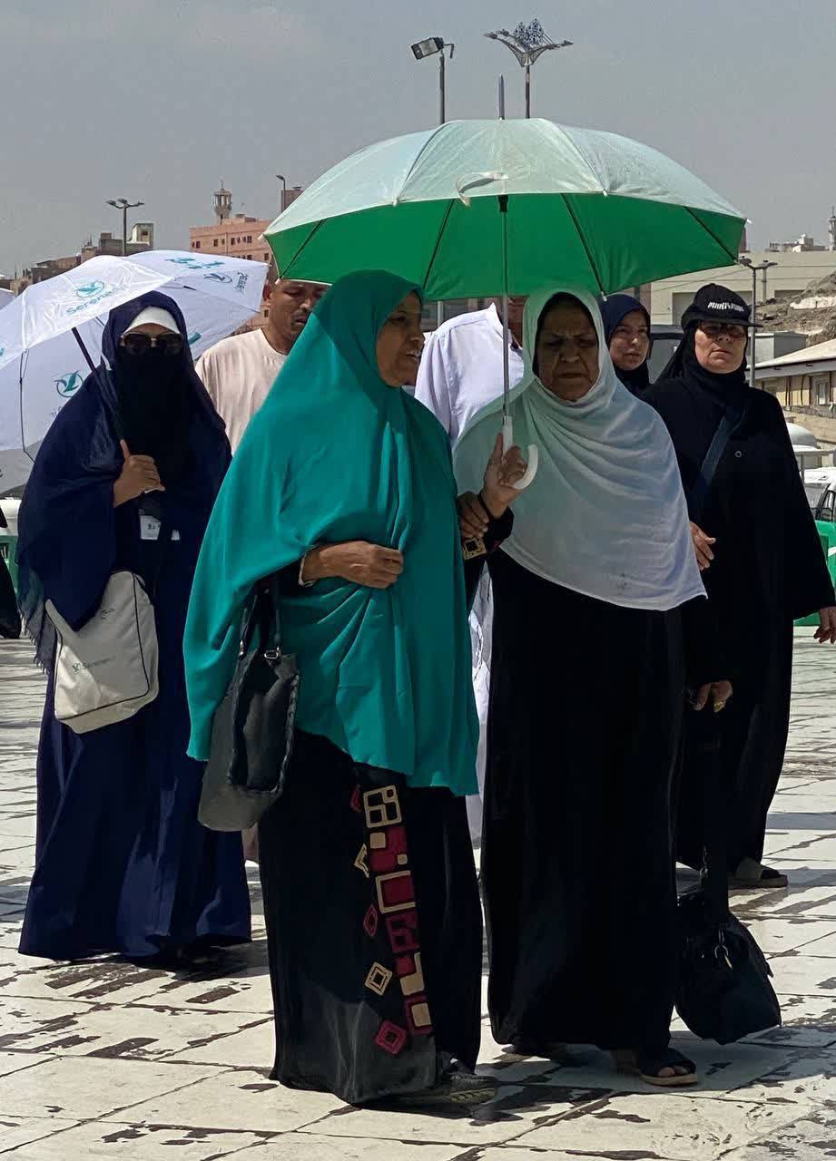 تصاویری از ورود زائران به مسجدالحرام در گرمای بالای ۴۰ درجه‌ مکه/ عکس