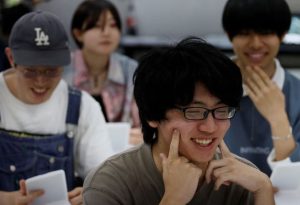 چرا ژاپنی‌ها به کلاس آموزش لبخند می‌روند؟