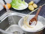 آیا شستن برنج باکتری‌های آن را از بین می‌برد؟
