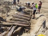 پیدا شدن بقایای یک کشتی باستانی در خشکی/ عکس
