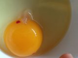 آیا لکه‌های قرمز و قهوه‌ای روی تخم‌مرغ خطرناک هستند؟