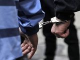 عکسی از مرد جنایتکار دستبند به دست