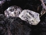 عکسی از چند تیکه الماس در دل معدن