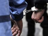 عکسی از دستبند به مرد بازداشت شده