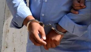 تصویری از مجرم با دستبند