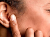 عکسی از یک فردی که گوش درد دارد