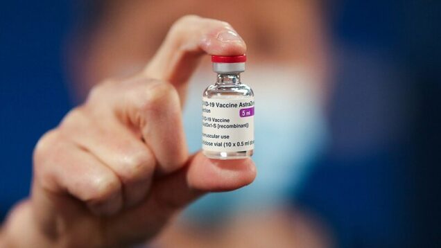 کسانی که واکسن آسترازنکا تزریق کرده‌اند بخوانند | این واکسن کرونا خونمان را لخته کرده است؟