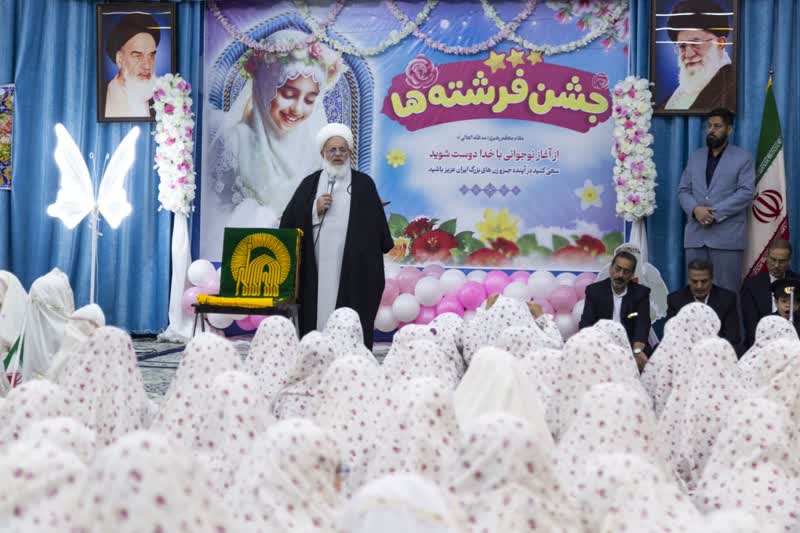 هدیه به دختران مکلف یزدی در جشن عبادت با حضور خدام رضوی