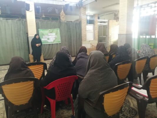 آماده‌سازی سالن و آشنایی با آفات قارچ در دوره آموزشی زنان روستایی در اردکان