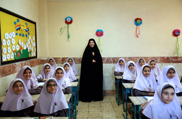 معلم، راوی عشق و ایثار
