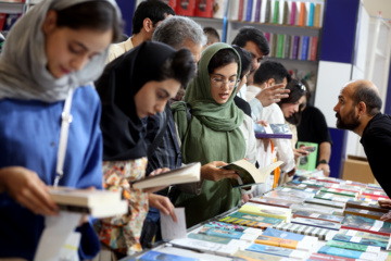 نمایشگاه کتاب میزبان چهره‌ها؛ از «رضا کیانیان» تا «خاله شادونه»