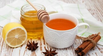 حل کردن عسل در چای داغ