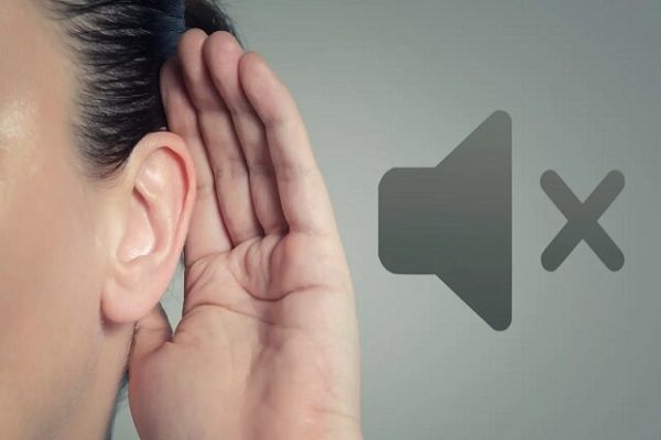 نوزاد کم‌شنوا