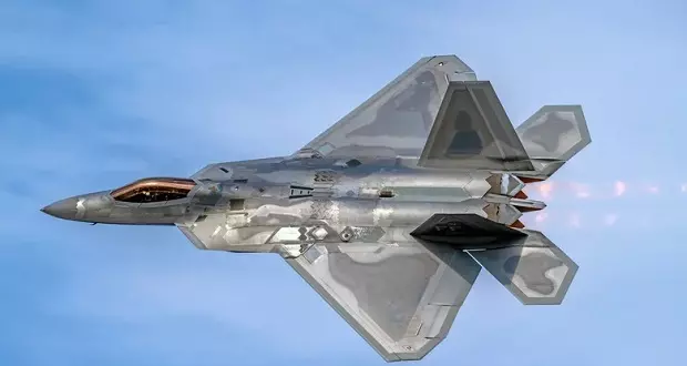 چرا جنگنده F-22 رپتور دارای سایبان طلایی است؟