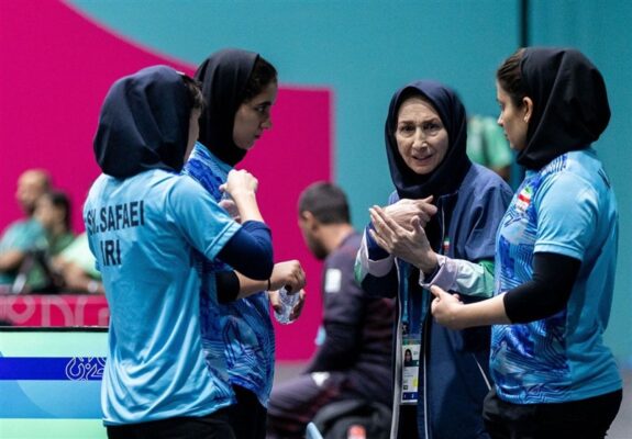 لیموچی رئیس کمیته جهانی پاراتنیس روی میز شد