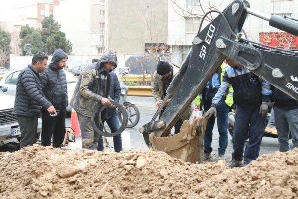 کشف و رفع آبزدگی خط لوله ۴۰۰ میلیمتری بزرگراه اشرفی اصفهانی 1 12
